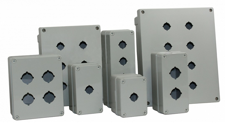 agujeros ciegos en una caja eléctrica de metal