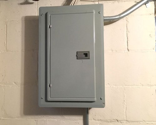 Dentro de la caja del medidor eléctrico