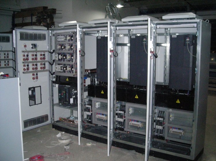 Interior del gabinete eléctrico NEMA MCC