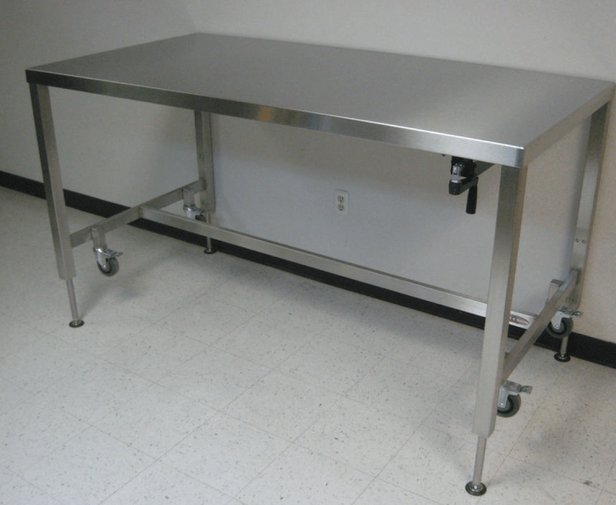 Kaki dan roda yang dapat disesuaikan