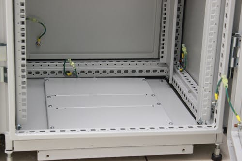 Mise à la terre du châssis de l'enceinte électrique