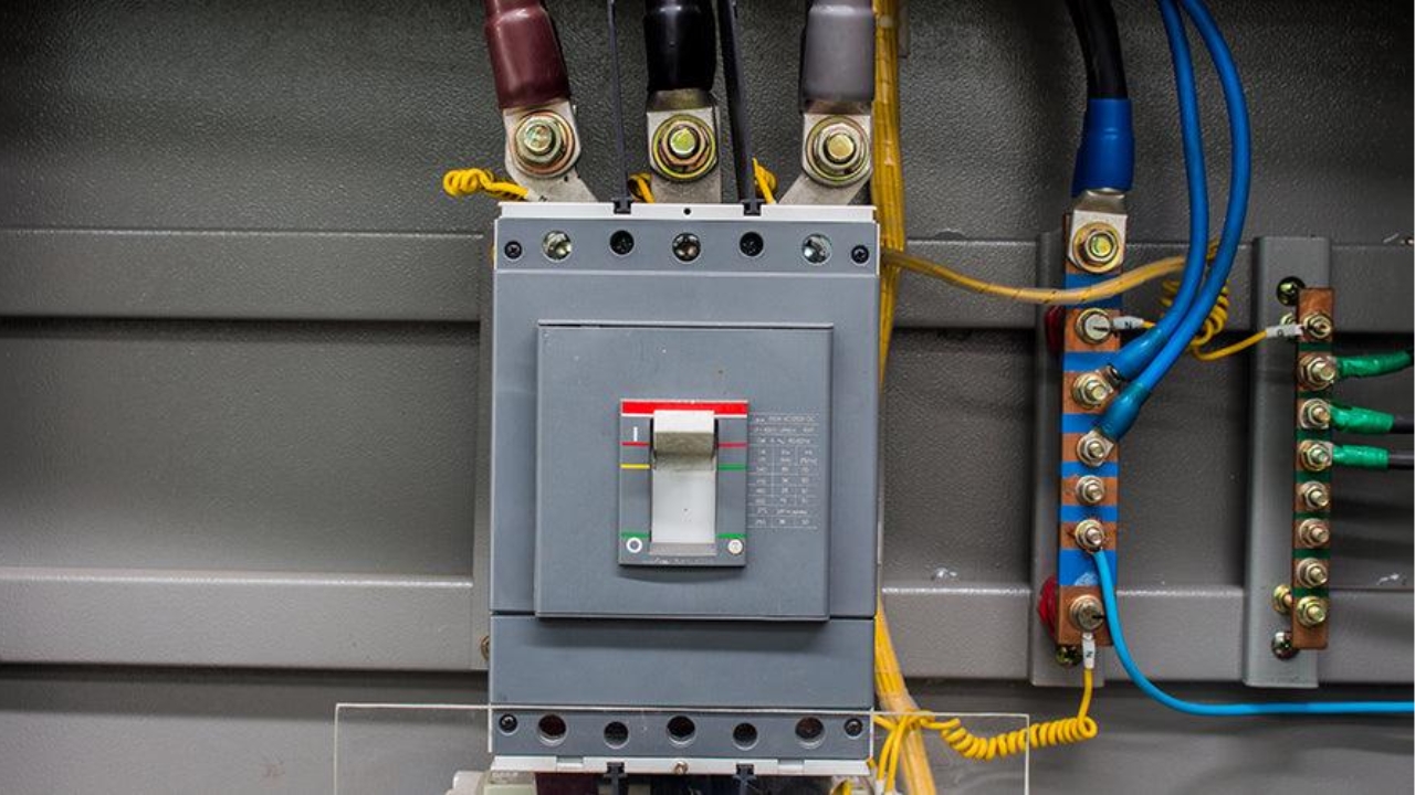 ¿Qué es la conexión a tierra del panel eléctrico?